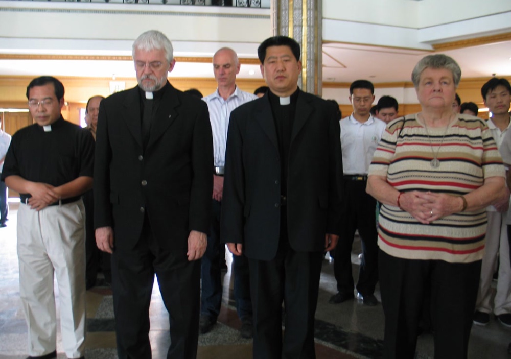 2008年李连贵主教和佳真妮修女(左一)等为灾区遇难同胞默哀祈祷一如美